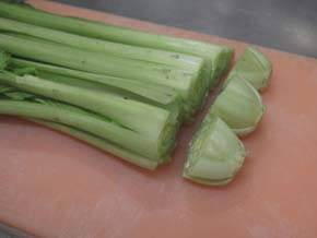 小松菜は根元を切り落とす