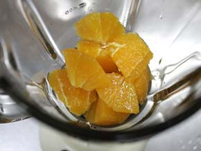最初にミキサーにオレンジを入れ撹拌する