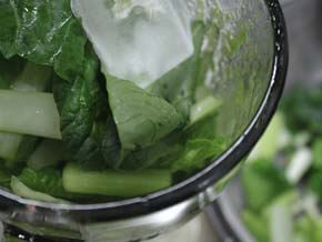 小松菜、氷(４～６個)を2～3回にわけて加え撹拌する