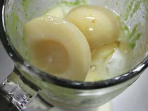 りんご、白桃、ヨーグルト、蜂蜜、白桃の液汁を入れて撹拌する
