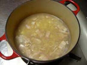 スープを注いで５分ぐらい煮る