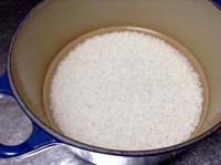鍋に洗ったお米を入れ、お米の１．４倍ぐらいの水を注ぐ