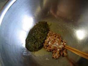 ボウルに納豆を入れしっかり混ぜ、付属のたれ、めかぶを混ぜ合わす