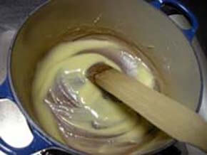 別の鍋でバター、薄力粉を炒める