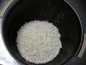 もち米、塩を炊飯器に入れる