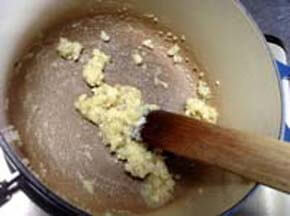玉ねぎ、しめじを炒めバター、薄力粉を加え全体をなじませる