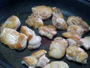 鶏ももををきつね色に炒める