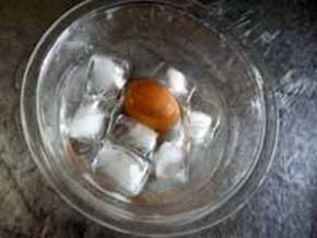 卵を冷水につけて冷ます