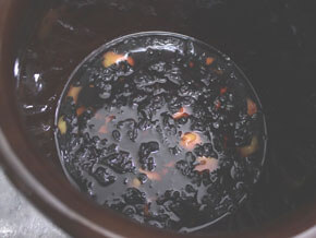 塩漬けの梅の上にしそを広げてのせ、赤梅酢もかける