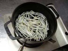 Quickly salt boiled bean sprouts