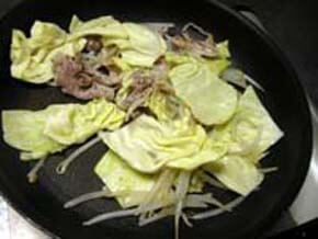 When cooked in pork, fry in addition cabbage, bean sprouts