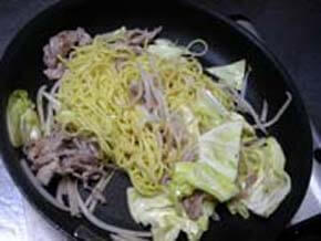 Return the Chinese noodles in a frying pan